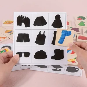 Juego de sombras y formas con tarjetas de ropa, un niño sostiene una tarjeta azul