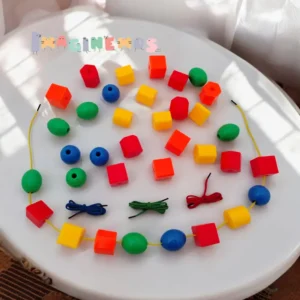 Juego de cuentas de colores para enhebrar y desarrollar habilidades motoras