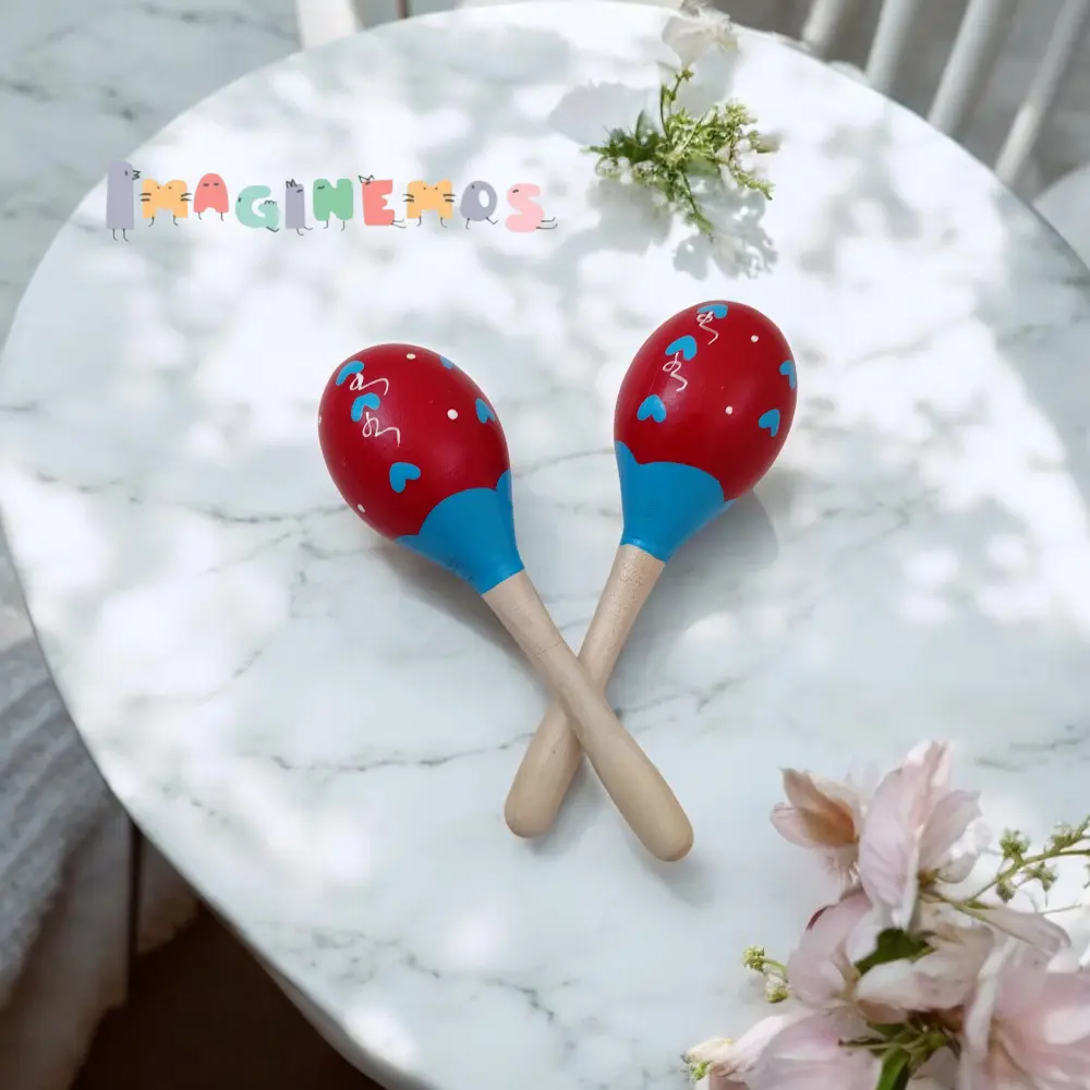 Maracas de madera rojas y azules sobre una mesa de mármol