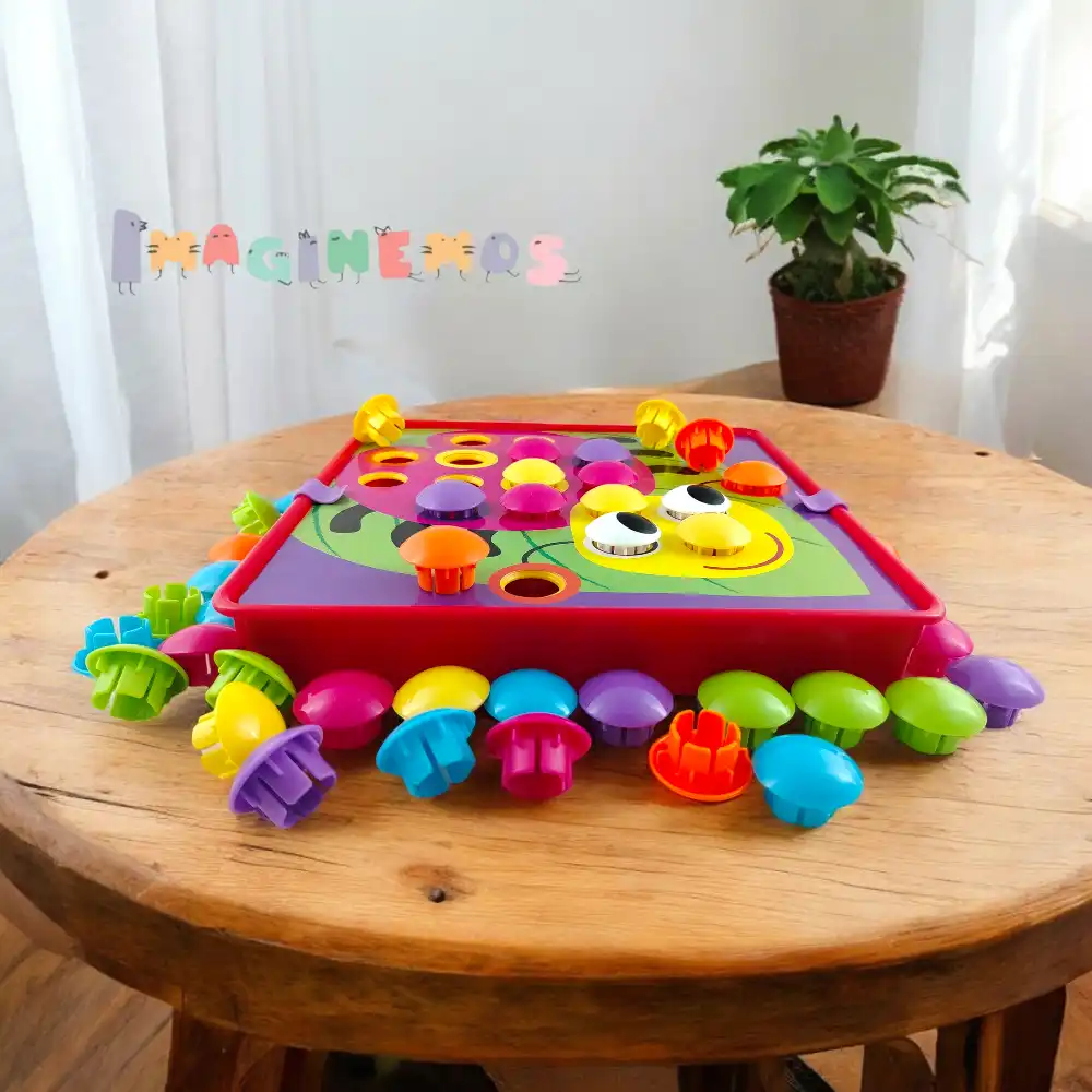 Juego de botones encajables de colores en una base ilustrada, ideal para trabajar motricidad fina y coordinación en niños.