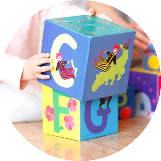 Cubos didácticos de colores con letras y dibujos infantiles, ideales como juguetes para sorpresas de fiestas infantiles que combinan diversión y aprendizaje.