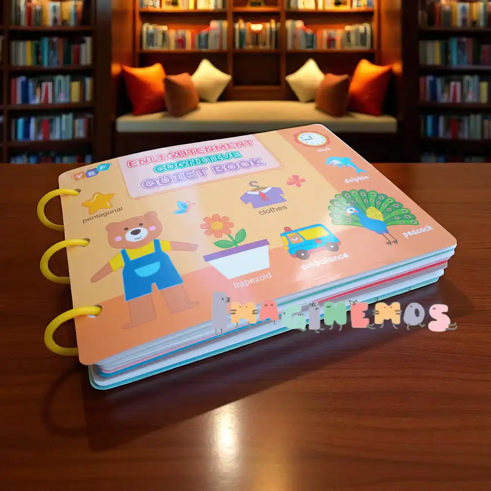 Libro cognitivo sensorial para niños con osito, actividades educativas y encuadernación con aros, sobre mesa de madera en ambiente de biblioteca