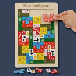 Tetris de madera con piezas de colores en forma de animales, encajadas dentro de un marco rectangular.