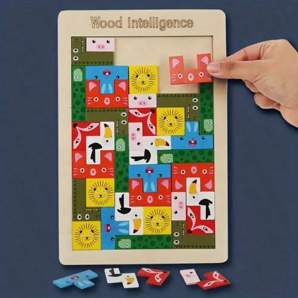 Tetris de madera con piezas de colores en forma de animales, encajadas dentro de un marco rectangular.